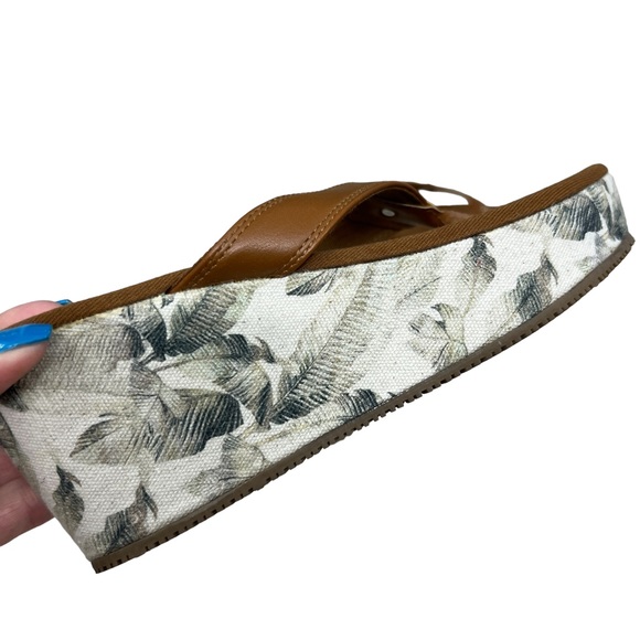 Tommy Bahama Seige tan tropical women’s thong wedge size 7 - Picture 6 of 9